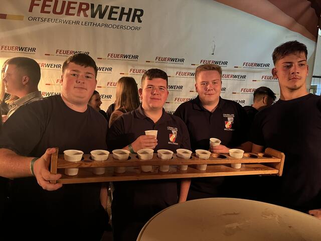 Feuerwehrkommandantstellvertreter Ernst David mit seiner Gruppe der Feuerwehr Müllendorf waren auch Teil der Party