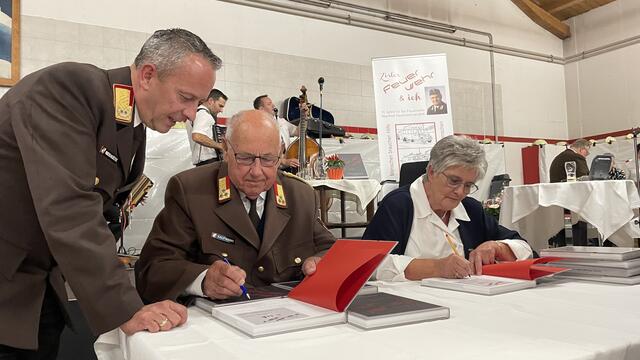 Manfred Kaufmann verfasste zusammen mit Juliana (r.) und Johann Gutleben ein Buch über 70 Jahre Feuerwehrleben. Auch Landes-FW-Kdt. Jakob Unterladstätter sicherte sich ein Exemplar.