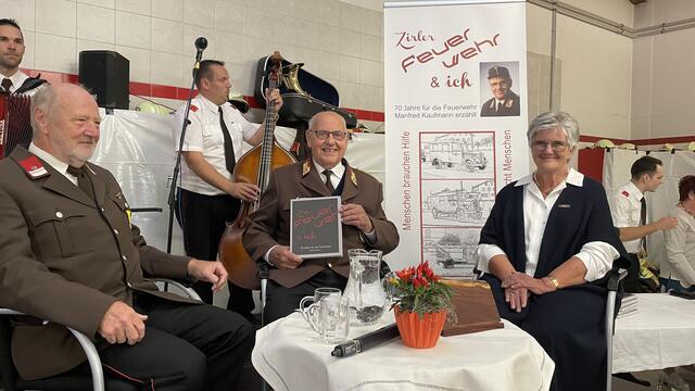 Reinhard Kircher und seine Gruppe "Feueralarm" sorgten für die musikalische Umrahmung der Buchpräsentaiton von Manfred Kaufmann (mitte) mit seinen Unterstützern, die die Tonbandaufzeichnungen in ein Buch brachten: Das Ehepaar Juliana (re.) und Johann Gutleben.