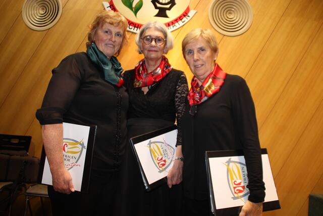 Drei der insgesamt fünf  Chorobfrauen  Marita Gebhart (Mitte), Lisi Partl (l.) und Monika Berger (r.)  blickten stolz auf erfolgreiche Chorjahre zurück. Sonja Widauer (Gründungsobfrau) und Monika Eberharter ergänzten das Führungsquintett. | Foto: Manfred Jordan
