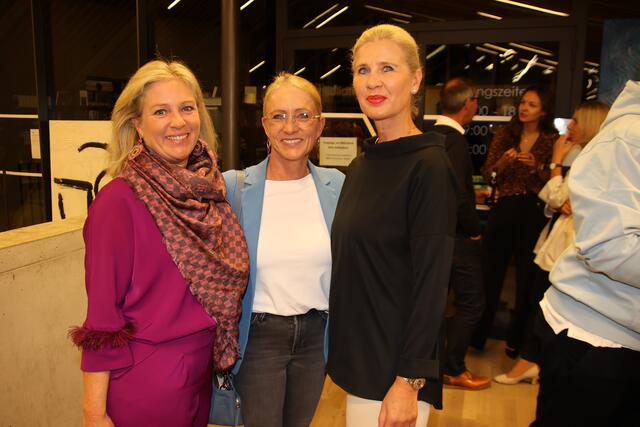 Heidi Beckenbauer mit Anette und Birgit (r.).