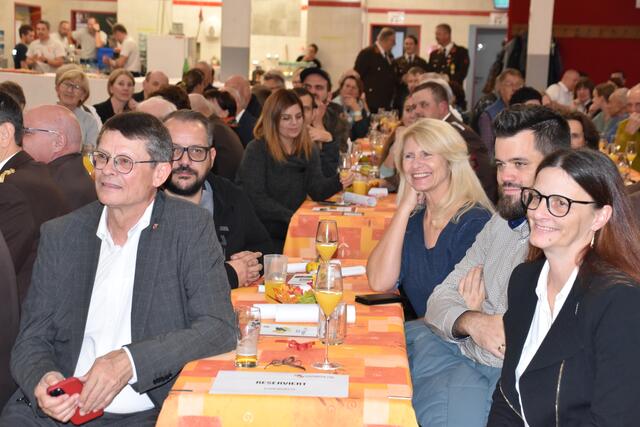 Unter den Gästen lauschten auch Bgm. Thomas Öfner und Vize-Bgm. LA Iris Zangerl-Walser den Erzählungen des "Uraltkommandanten".