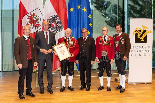 Auszeichnng für 60 Jahre Blasmusik: Walter Apperle von der Musikkapelle Götzens. | Foto: Die Fotografen