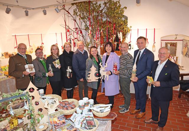 Feierliche Eröffnung der Weihnachtsausstellung auf Schloss Kornberg. Bis 23. Dezember bleibt sie geöffnet. | Foto: Woche