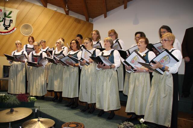 Die "Jubilarinnen" des Frauenchors Kematen gestalteten den ersten Teil in ihren feschen Trachten. | Foto: Manfred Jordan