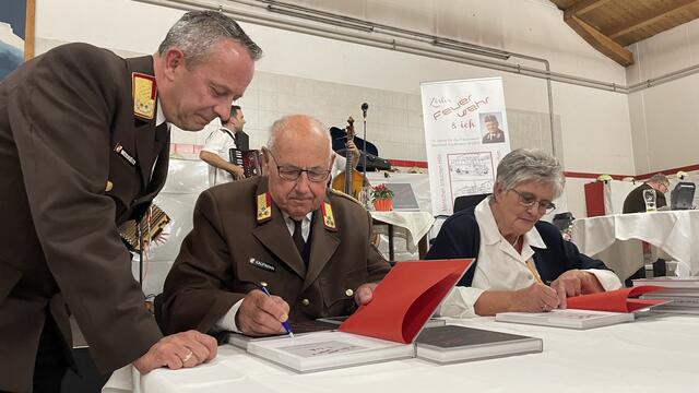 Manfred Kaufmann verfasste zusammen mit Juliana (r.) und Johann Gutleben ein Buch über 70 Jahre Feuerwehrleben. Auch Landes-FW-Kdt. Jakob Unterladstätter sicherte sich ein Exemplar.