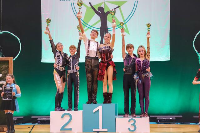 Große Freude bei den Juveniles: Platz 1 ging an Valentina Nagl &amp; Valentin Häusler, Platz 2 an Leah Spielhofer &amp; Laurin Peer von New Rock Generation, Platz 3 ging an Anika Sulzer &amp; Benedikt Fries von Formation 88