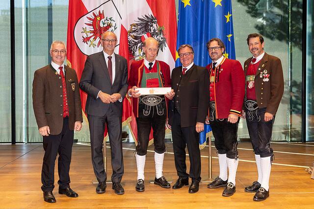 Mitglies seit 70 Jahren: Max Hörtnagl mit den Gratulanten und MK-Kematen Obmann Klaus Klinar (2.v.r.) | Foto: Die Fotografen