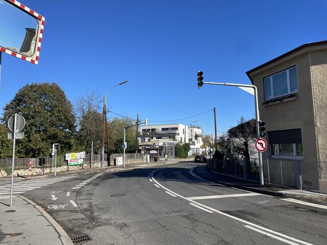 Nicht nur die Ampel ist neu, auch die Verkehrsführung wurde geändert und verbietet nun ein Linksabbiegen in die Baiernstraße. | Foto: RegionalMedien