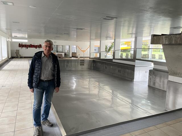 Bürgermeister Günther Walch vor dem (derzeit leeren) Becken im Aqua Nova. Derzeit finden Wartungsarbeiten statt. | Foto: Reichel
