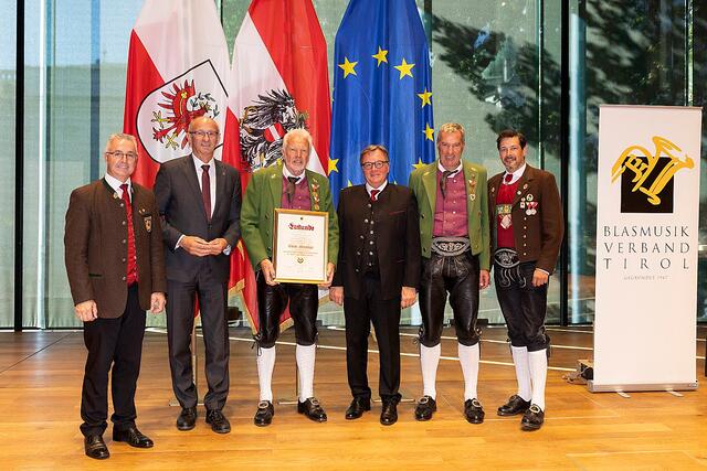 Sechs Jahrzehnte bei der Blasmusik: Eduard Schmidinger von der MK Axams mit Obmann Adi Schiener (2.v.r.) | Foto: Die Fotografen