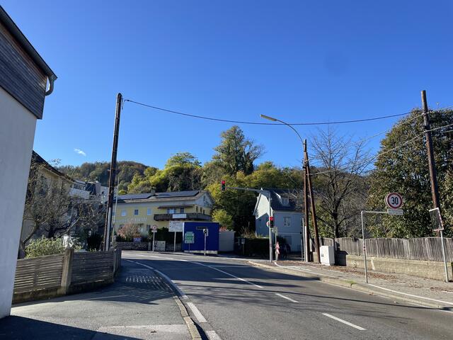 Die Ampelanlage wurde im Zuge des Umbaus der Endhaltetelle der Linie 7 errichtet und wurde nun auch in Hinblick auf einen geplanten Radwegausbau entlang dieser Strecke in Bestand übernommen. | Foto: RegionalMedien