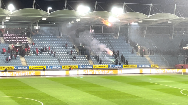 Schon vor Anpfiff kam es im Stadion zu Auseinandersetzungen zwischen den beiden Fanlagern. | Foto: MeinBezirk.at