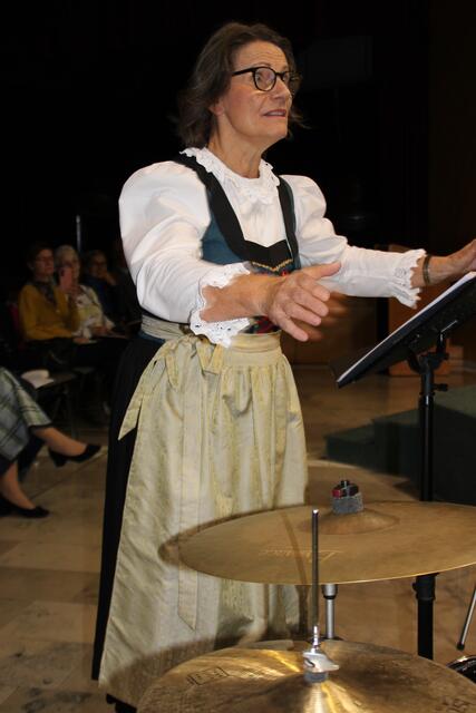 Chorleiterin Gertrud Gstraunthaler führte die Kemater Sängerinnen mit voller Dirigentenkonzentration  zu großer gesanglicher Qualität. | Foto: Manfred Jordan