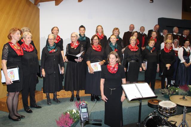 Für eine tolle „Fashion-Überraschung“ sorgten die Damen beim modernen Liedgut im stylischen Outfit.  Motto: „Wir verbinden Traditionelles mit Modernem."
 | Foto: Manfred Jordan