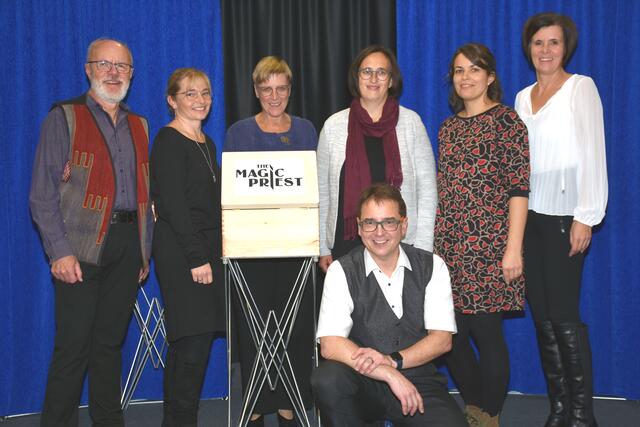 60 Jahre Katholisches Bildungswerk Pabneukirchen mit The Magic Priest Gert Smetanig. Team des Kath. Bildungswerks.  | Foto: Zinterhof
