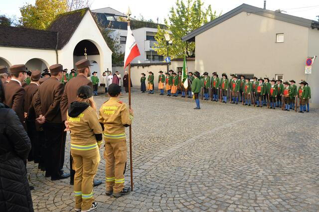 Eine würdige Zeremonie war das Totengedenken vor dem Kriegerdenkmal beim Telfer Franziskanerkloster. | Foto: MG Telfs/Dietrich