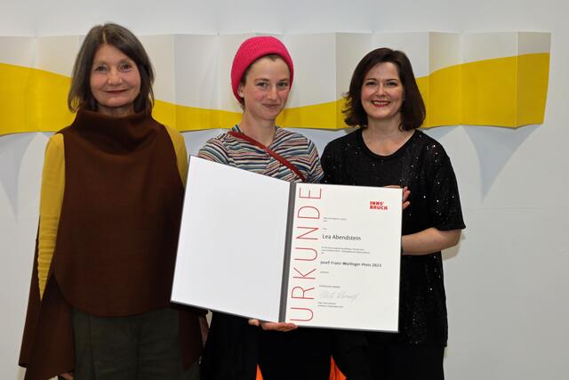 Lea Abendstein (Mitte) erhält den Josef-Franz-Würlinger-Preis 2023 für ihre Ausstellung „Training Years“ in der Plattform 6020: Kulturstadträtin Uschi Schwarzl (l.) und Galerieleiterin Natalie Pedevilla (r.) gratulierten der jungen Künstlerin. | Foto: IKM/K. Rudig