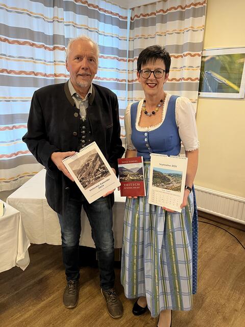 Tanja Scheikl und Werner Pointner bei der Präsentation des Veitscher Kalenders 2024. | Foto: Scheikl