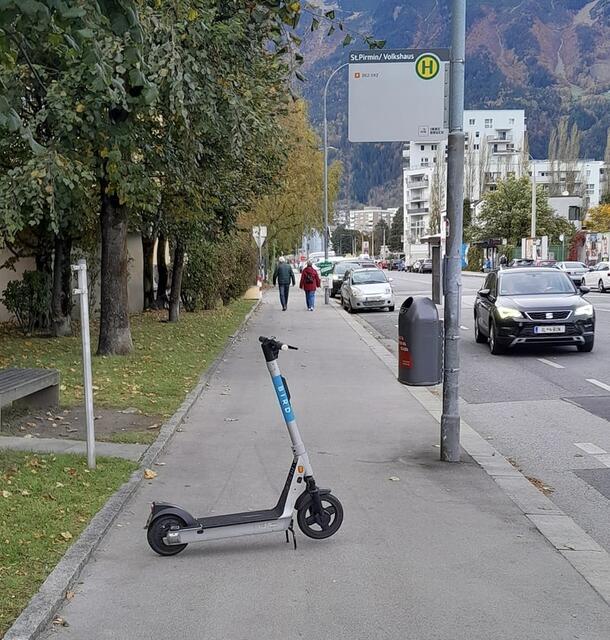 Dass E-Scooter nicht an Haltestellen abgestellt werden dürfen, wurde eigentlich mit den Betreibern vereinbart. Trotzdem funktioniert es. | Foto: parking e-scooter/facebook