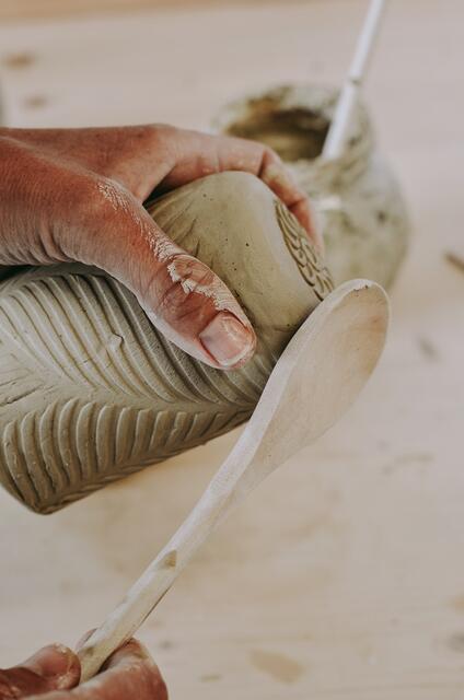 Beim Workshop erlernt man grundlegende Techniken des Arbeitens mit Ton. | Foto: Privat