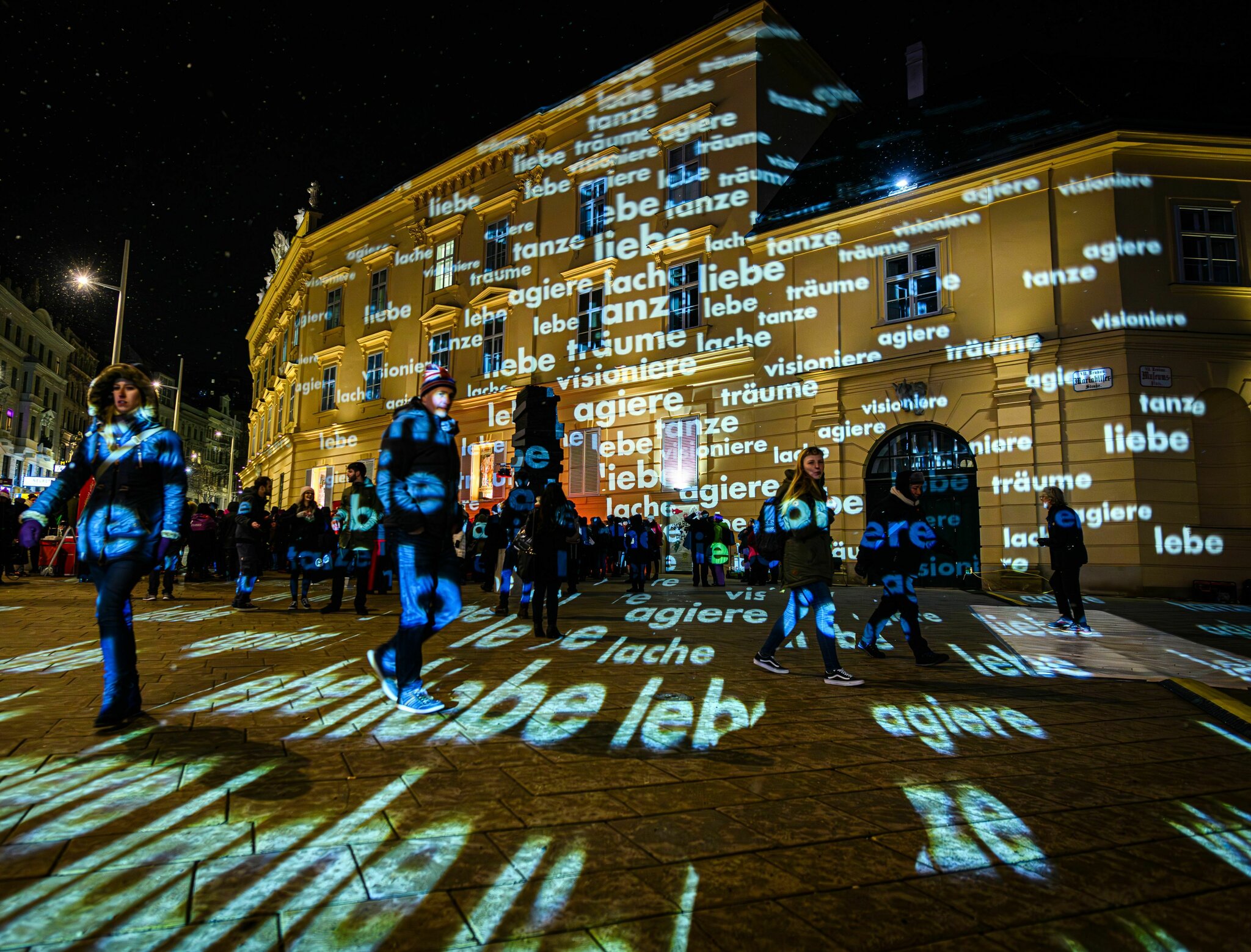 Installation am Neubau: Das Museumsquartier leuchtet im "Winter of Love ...