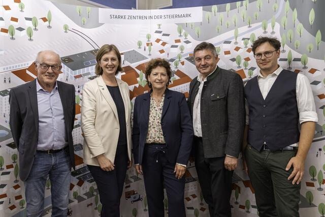 Johann Stixenberger, Barbara Eibinger-Miedl, Ursula Lackner, Gerhard Meixner und Stefan Spindler (v.l.) wissen, wie man Ortskerne belebt. | Foto: Land Steiermark / Binder