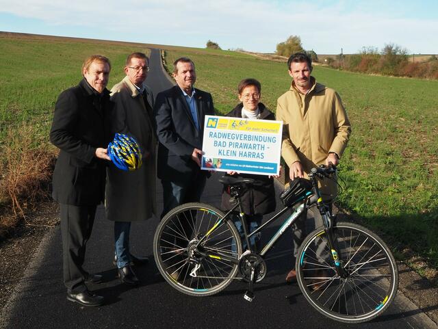 von links nach rechts: Christof Dauda (NÖ Straßendienst), LAbg. Dieter Dorner in Vertretung von LH-Stellvertreter Udo Landbauer, Stefan Flotz (Bgm. von Matzen-Raggendorf), Verena Gstaltner (Bgm. von Bad Pirawarth), LAbg. Rene Lobner. | Foto: Markus Hahn