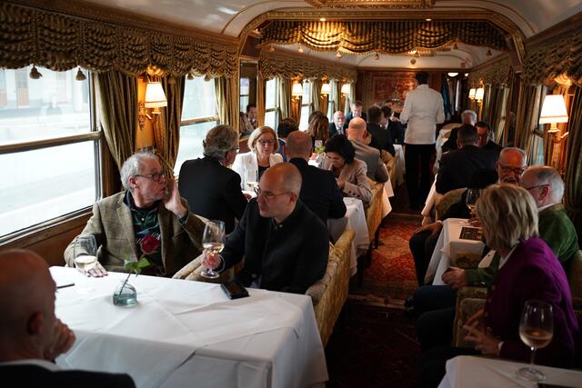 Für die Fahrt zwischen Semmering und Gloggnitz wurde im beeindruckenden Waggon "Majestic Imperator" Platz genommen.  | Foto: Bernhard Hofbauer