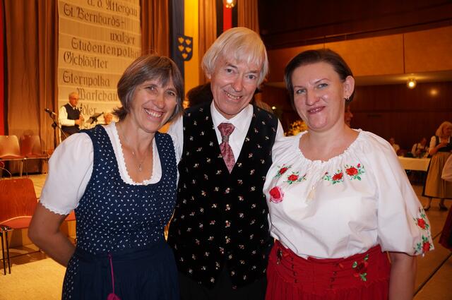 Auf der Tanzfläche: Brigitte und Karl Hofstetter mit Teresa Lukaszczyk.