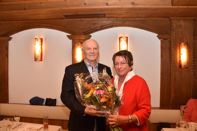Obfrau Hedy Konzett (rechts) überreicht dem Geburtstagskind einen Strauß Blumen. | Foto: BezirksBlätter