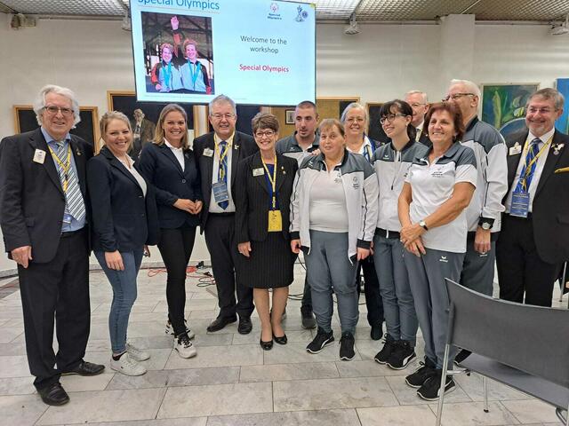 Die SPO-Athleten Christopf Kandutsch, Simone Mairitsch, Birgit Schlesinger, Sonja Wulz und Trainer Peter Schwagerle (weißes T-Shirt v. l.) freuen sich über die Lionsehrung.  | Foto: Lions/KK