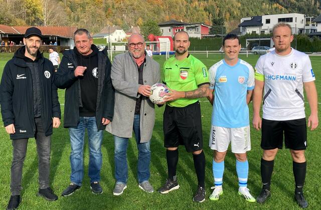 Baumann Stefan, Franz Gaulhofer,  Gerald Grebenjak, Sebastian Rossner und die beiden Kapitäne der Mannschaften (von links)