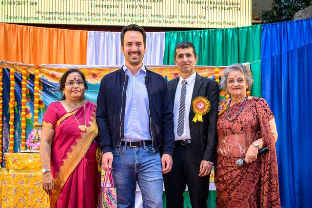 Vizebürgermeister Christoph Wiederkehr (2.v.l., Neos) beim Lichterfest in der Lugner City | Foto: Marko Kovic