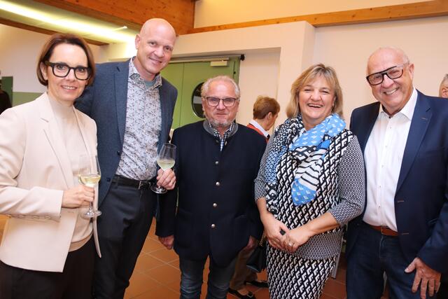 Beate Mehlstaub, Vöslaus Vizebürgermeister Thomas Mehlstaub, Narrengilden-Präsident a. D. Michael Lauda, Karola Sevcik und Ex-Vizebürgermeister Gerhard Sevcik. | Foto: Manfred Wlasak
