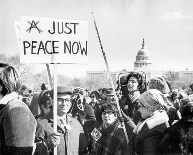 Der Sozialpsychologe und Friedensforscher Herbert C. Kelman bei einer Demonstration gegen den Vietnamkrieg in Washington, D.C. | Foto: Herbert C. Kelman Institute for Interactive Conflict Transformation