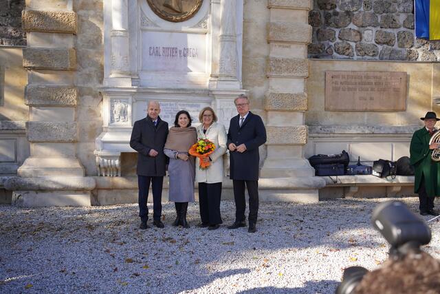 Vor dem Carl Ritter von Ghega Denkmal am Bahnhof Semmering: Bürgermeister von Semmering Hermann Doppelreiter, Danielle Spera, Johanna Mikl-Leitner und Christopher Drexler. | Foto: Bernhard Hofbauer