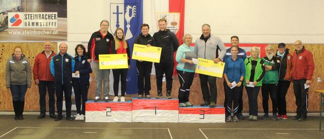 Alle Preisträger mit den Offiziellen; vl. Stefanie und Anton Oberleitner; 4. EC Reith, 2. ESV Erpfendorf III, 1. EV Hochfilzen III, 3. EV E Waidring III, 5. EC Brixen I, 6. EV Fieberbrunn I, 7. ESV Erpfendorf I