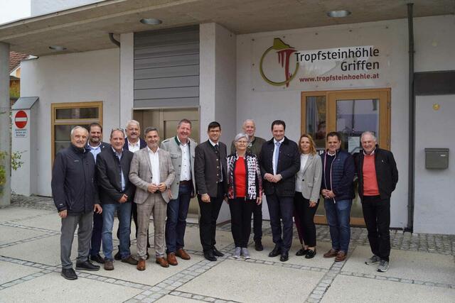 Die Neugestaltung des Kirchplatzes mit dem Burgstadl für Veranstaltungen und Büro der Tropfsteinhöhlen ist ein erfolgreiches "Leader"-Projekt in Griffen. | Foto: Mario Snobe