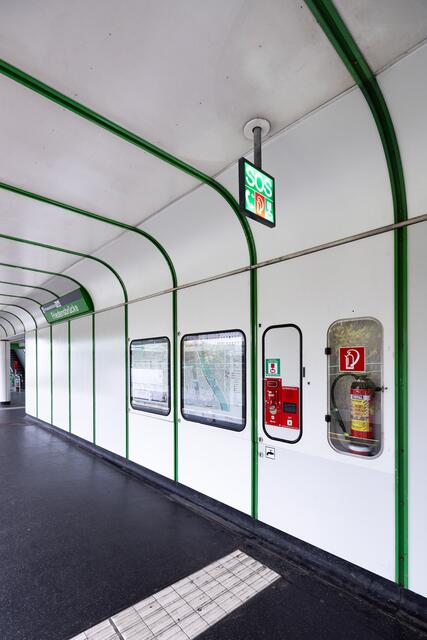 Ein grüner SOS-Würfel kennzeichnet den Standort der Notrufeinrichtungen. | Foto: Wiener Linien/Simon Wöhrer