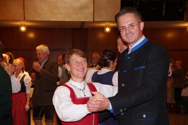Bgm. Stefan Schmuckenschlager beim Tanz mit Helga Leopold.