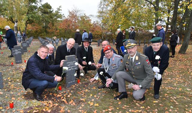 Weiße Nelken wurden zum Gedenken am Retzer Soldatenfriedhof niedergelegt. | Foto: Herbert Schleich