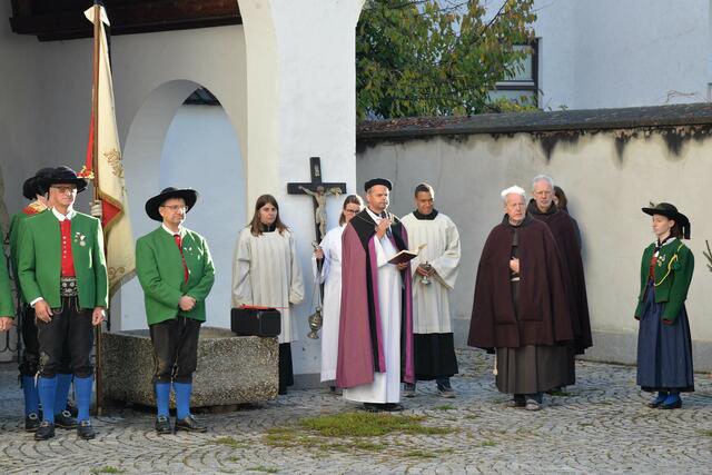 Eine würdige Zeremonie war das Totengedenken vor dem Kriegerdenkmal beim Telfer Franziskanerkloster. | Foto: MG Telfs/Dietrich