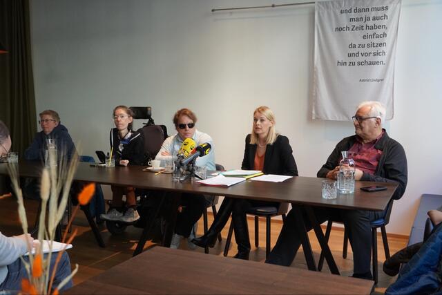 (v.l.) Monika Mück-Egg (Leiterin des Gehörlosenverbands Tirol), Julia Golser (Mitglied des Behindertenbeirats und Referentin bei Selbstbestimmt Leben), Michael Berger (stellvertretender Vorsitzender des Behindertenbeirats und Vorstandsmitglied des Blinden- und Sehbehindertenverbands Tirol), Stadträtin Elisabeth Mayr, Werner Pfeifer (Vorsitzender des Behindertenbeirats der Landeshauptstadt Innsbruck) | Foto: Clara Sophie Bitter