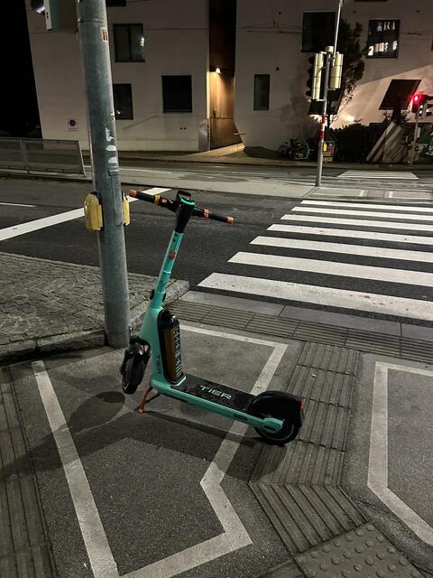 Ganz leicht könnte hier ein Sehbehinderter- oder blinder Mensch mit seinem Stock beim E-Scooter einfädeln und damit zum Sturz kommen.  | Foto: parking e-scooter/facebook