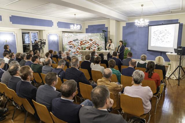 Die beiden Landesrätinnen Barbara Eibinger-Miedl und Ursula Lackner touren durch die sieben steirischen Region – mit dem Ziel, das Beratungsangebot in Sachen Ortskernbelebung  zu präsentieren. | Foto: Land Steiermark / Binder