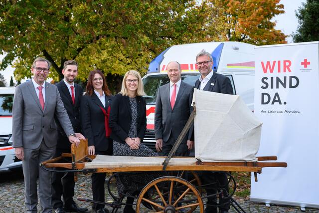 125 Jahre: Viele Ehrengäste feierten gemeinsam mit der Ortsstelle des Roten Kreuz Enns. | Foto: Team Fotokerschi/Kerschbaummayr