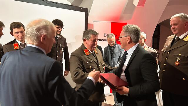 Auch Bgm. Martin Krumschnabel durfte sich über eine Auszeichnung freuen.  | Foto: BFV Kufstein