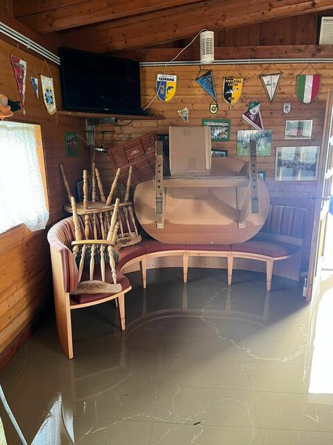 In der Kantine des Fußballvereins steht das Wasser einige Zentimeter hoch. | Foto: Privat
