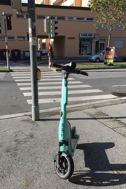 In der Andechsstraße stand direkt vor dem Zebrastreifen ein E-Scooter. | Foto: parking e-scooter/facebook